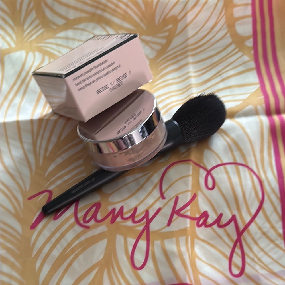 Mary Kay Mineral Powder. BEIGE 1 with brush